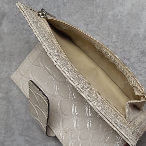 🤩4/$25 GUESS Tri-fold Wallet - Picture 13 of 16